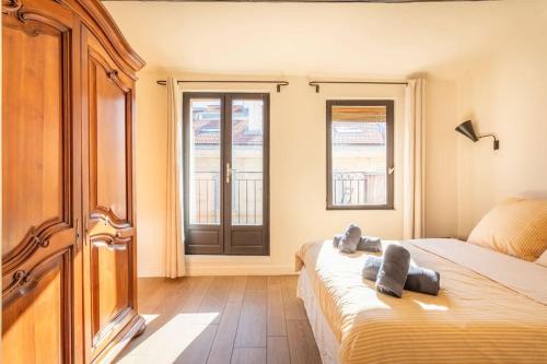- une chambre avec un lit, une fenêtre et une porte dans l'établissement Halte Poétique au Panier 2 chambres Balcon & Clim, à Marseille