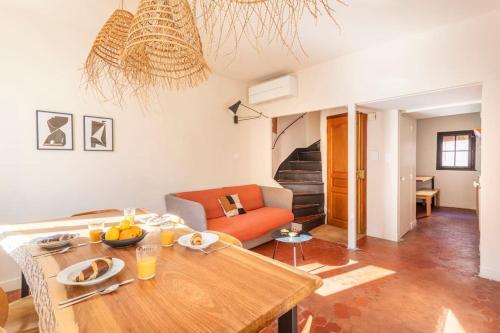 un salon avec une table et un canapé dans l'établissement Halte Poétique au Panier 2 chambres Balcon & Clim, à Marseille