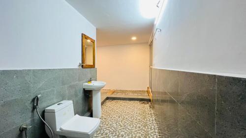 Bilik mandi di King Villa Goa