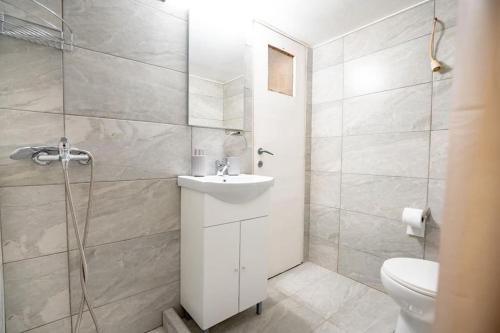 Petralona station apartment