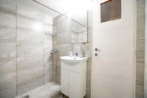 Petralona station apartment