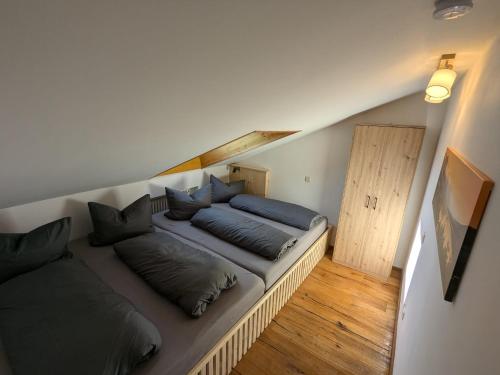 Postel nebo postele na pokoji v ubytování Ferienwohnung Alpenhorn in Bolsterlang Sommerbergbahn kostenlos