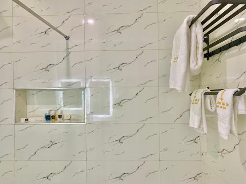 Ένα μπάνιο στο Prince Xclusive Royale Hotels