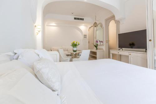 Μια τηλεόραση ή/και κέντρο ψυχαγωγίας στο Hotel Al Cavallino Bianco