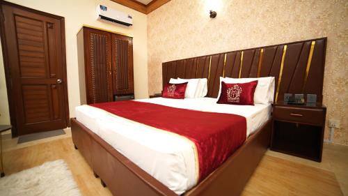 Postel nebo postele na pokoji v ubytování Orchid Inn by WI Hotel