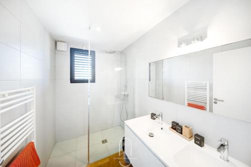 une salle de bain blanche avec un lavabo et un miroir dans l'établissement Exceptionnel Vue 360 Degrés Roof Top Vue Mer Clim Wifi Parking By HC, à Hyères