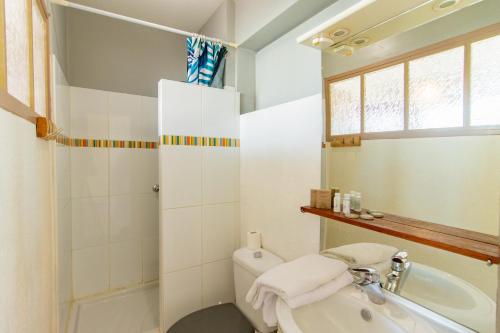 une salle de bain blanche avec un lavabo et des toilettes dans l'établissement Kerjana, à Concarneau