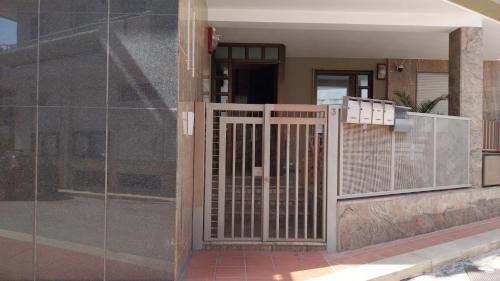 una puerta delantera de una casa con una puerta en Casa vacanza Largo Pozzi, en Turi