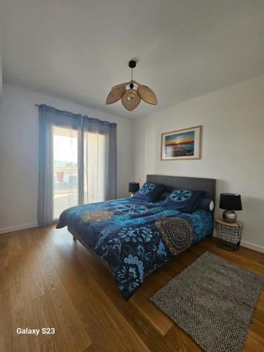 une chambre avec un lit et un ventilateur de plafond dans l'établissement A Cardellina, à Porticcio