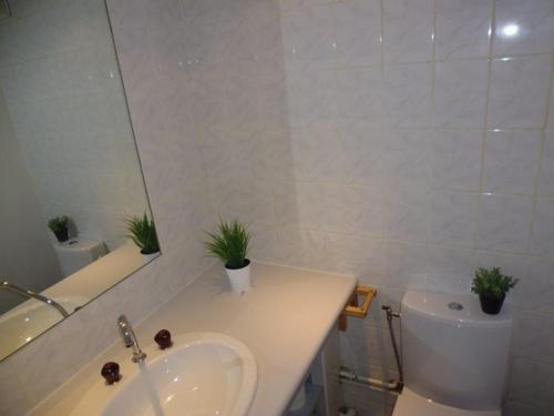 une salle de bain avec un lavabo, des toilettes et un miroir dans l'établissement Appartement T2 cabine 6 personnes - Ski - Balcon sud - FR-1-404-64, à La Mongie