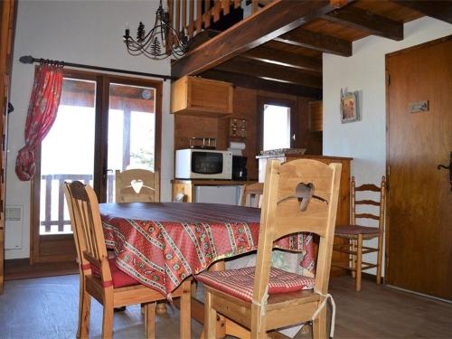 une cuisine et une salle à manger avec une table et des chaises dans l'établissement Chalet individuel pied de pistes avec WiFi - FR-1-593-59, aux Angles