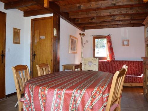 - une salle à manger avec une table, des chaises et un lit dans l'établissement Chalet individuel pied de pistes avec WiFi - FR-1-593-59, aux Angles