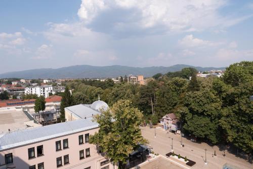 an overhead view of a city with a building and trees at Apartmani Zepterme by CENTRAL in Vrnjačka Banja