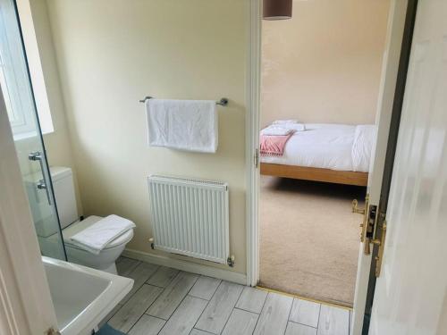 Ένα μπάνιο στο Detached 4 Bed Family Home