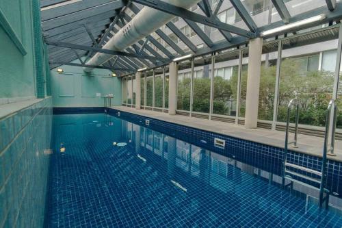 a large swimming pool with a large swimming poolasteryasteryasteryasteryasteryasteryastery at 1BR eco apartment with tennis court and carpark in Melbourne