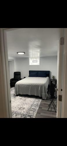 En eller flere senge i et værelse på Very affordable Spacious private urban oasis