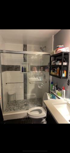 Et badeværelse på Very affordable Spacious private urban oasis