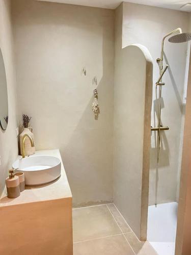une salle de bain blanche avec un lavabo et une douche dans l'établissement Appartement avec Jardin et proche plage, à Toulon