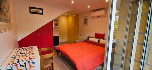 une petite chambre avec un lit et une table dans l'établissement Minoury, à Mandelieu-la-Napoule