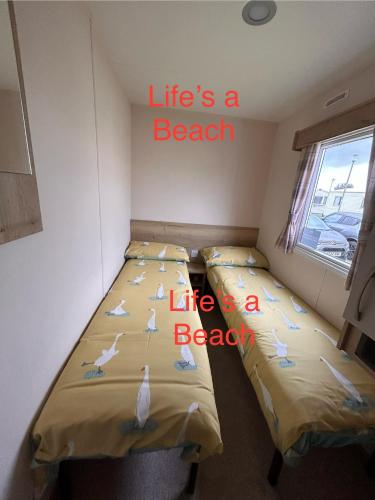 Ένα ή περισσότερα κρεβάτια σε δωμάτιο στο Lifes a Beach on Presthaven Sands