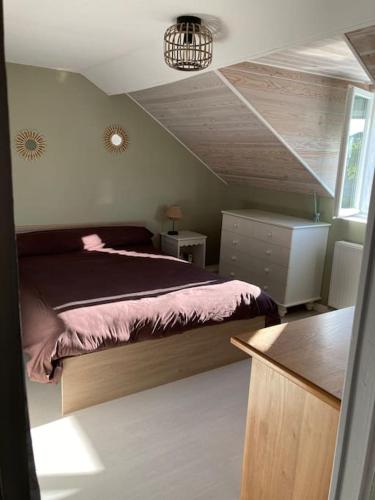 une chambre avec un grand lit et un escalier dans l'établissement Maison de ville proche du centre historique, à Bourges