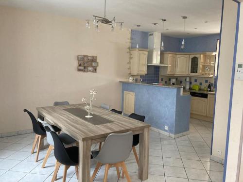 - une cuisine avec une table à manger et des chaises dans l'établissement Maison de ville proche du centre historique, à Bourges