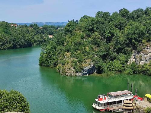 un bateau au milieu d'une rivière dans l'établissement Appartement sympathique Saint Nazaire en Royans, à Saint-Nazaire-en-Royans