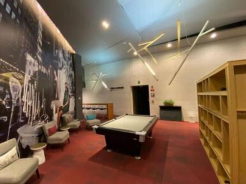 a large room with a pool table and couches at Adamant "El10" Depto 2 habitaciones Vista a Qro in Laborcillas