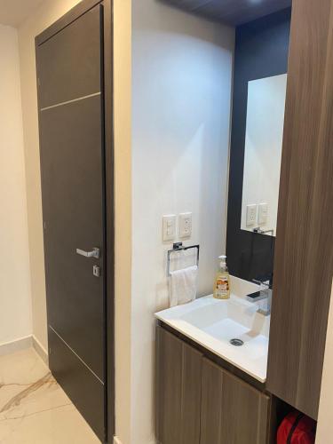 a bathroom with a sink and a mirror at Adamant "El10" Depto 2 habitaciones Vista a Qro in Laborcillas
