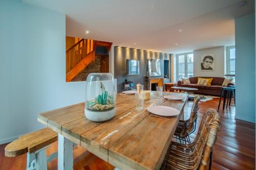 une salle à manger avec une table avec un bocal à poissons dessus dans l'établissement Appartement de 80 m2 en centre-ville proche parking gratuit, à Cherbourg en Cotentin