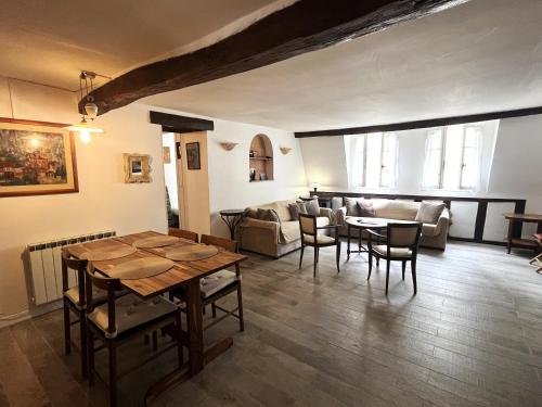 un salon avec une table et un canapé dans l'établissement Typical Marais 3 bedroom - Beaubourg, à Paris