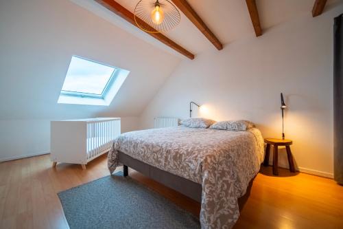 une chambre avec un lit dans une pièce avec une fenêtre dans l'établissement Appartement de 80 m2 en centre-ville proche parking gratuit, à Cherbourg en Cotentin