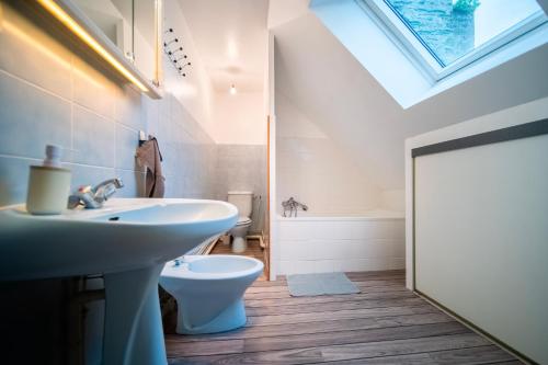 La salle de bains est pourvue d'un lavabo, de toilettes et d'une lucarne. dans l'établissement Appartement de 80 m2 en centre-ville proche parking gratuit, à Cherbourg en Cotentin