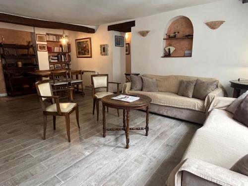 un salon avec un canapé et une table dans l'établissement Typical Marais 3 bedroom - Beaubourg, à Paris