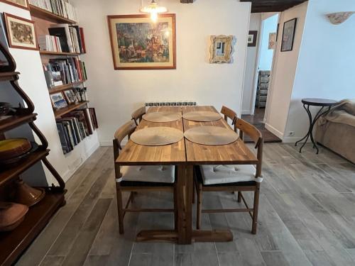 - une table et des chaises en bois dans l'établissement Typical Marais 3 bedroom - Beaubourg, à Paris