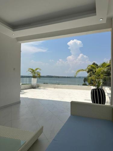 エンテベにあるInfinity Pool Villas , airport shuttle free private poolの海の見えるリビングルーム