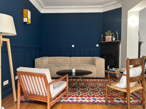 un salon avec un canapé, une table et des chaises dans l'établissement Montmartre // Lovely flat for you !, à Paris