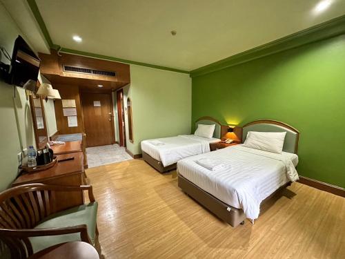 Postel nebo postele na pokoji v ubytování Hatyai Merridian Hotel
