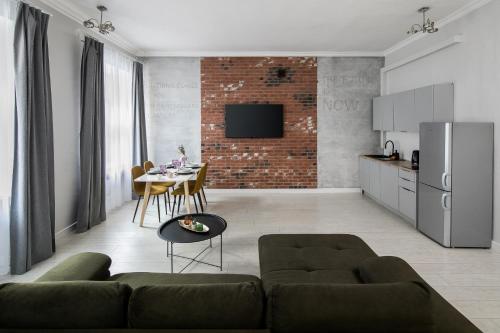 un soggiorno con un divano e un tavolo di GA Apartments a Cracovia