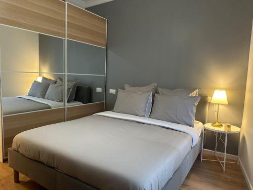 - une chambre avec deux lits et un grand lit blanc dans l'établissement Appt rénové proche Montmartre Gare du Nord et EST, à Paris