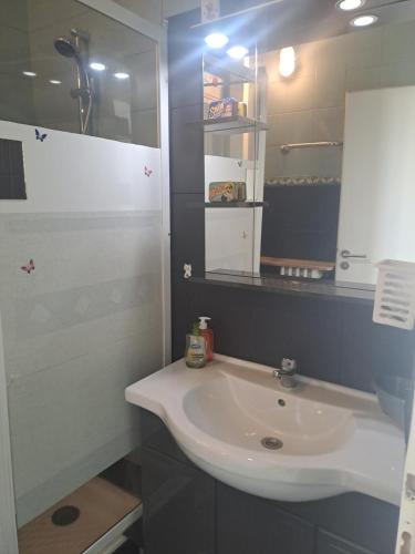 une salle de bain avec un lavabo blanc et un miroir dans l'établissement La bella vista, à Nice