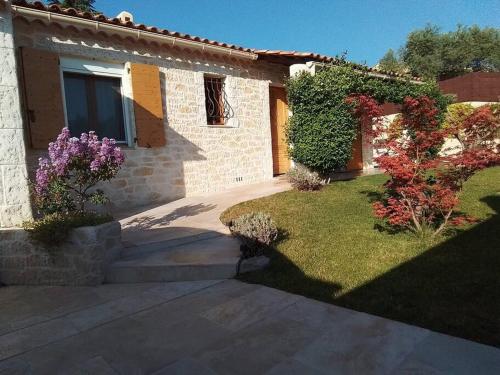 Photo de la galerie de l'établissement Maison provençale avec piscine, à Manosque