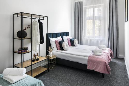 una camera da letto con un letto grande e una finestra di GA Apartments a Cracovia