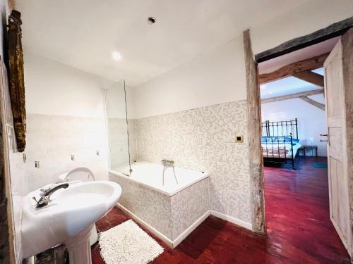 une salle de bain avec un lavabo et une baignoire dans l'établissement Château d'Humieres - Casa Allegro, à Humières
