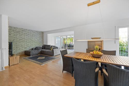 a living room with a table and a couch at 3 Zimmer EG Wohnung in Stephanskirchen in Stephanskirchen