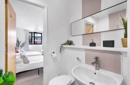 1 dormitorio y baño con lavabo y aseo. en Chinese Suite with Free Parking, Games, Netflix- Coffee Machine 家庭, en Birmingham