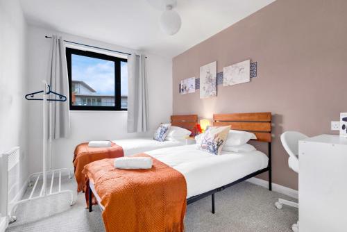 Un dormitorio con dos camas y una ventana en Chinese Suite with Free Parking, Games, Netflix- Coffee Machine 家庭, en Birmingham