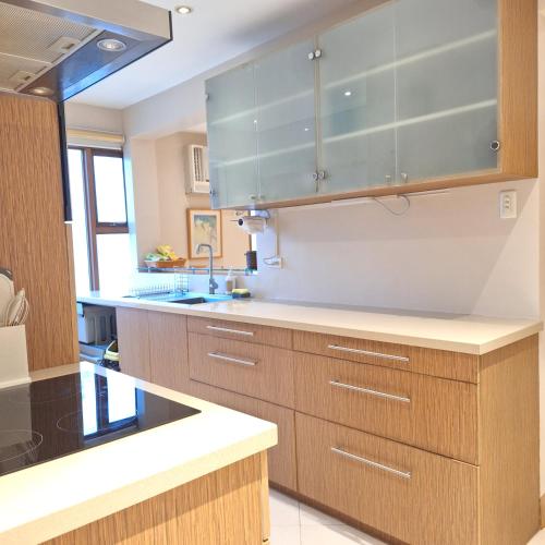 Una cocina o zona de cocina en MANILA BAYVIEW RENTAL- LUXURY AND SUPERIOR 1 - 5 BEDROOM CONDOS WITH BALCONY POOL BAYVIEWS NETFLIX - Housekeeping Available-