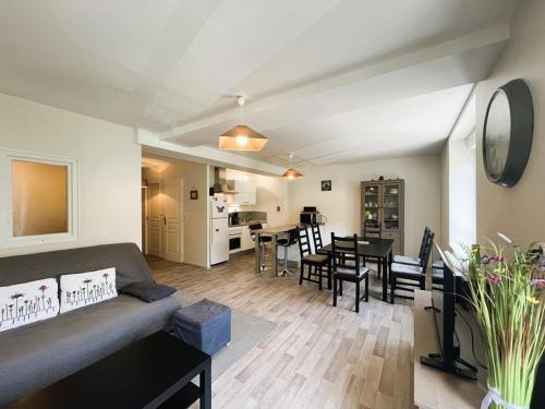 un salon avec un canapé et une salle à manger dans l'établissement Charmant T2 BIS proche des Thermes, balcon, 6 pers, Mont-Dore - FR-1-608-12, à Le Mont-Dore