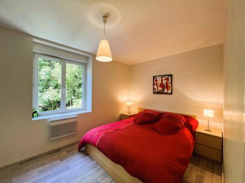 - une chambre avec un lit rouge et une fenêtre dans l'établissement Charmant T2 BIS proche des Thermes, balcon, 6 pers, Mont-Dore - FR-1-608-12, à Le Mont-Dore